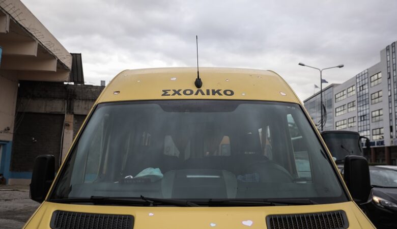 Καταδικάστηκαν οδηγός σχολικού λεωφορείου και συνοδός επειδή ξέχασαν στο όχημα 9χρονο ΑμεΑ