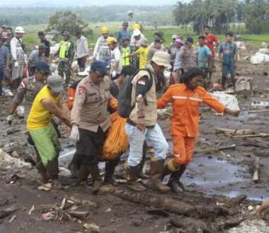 Ινδονησία: Ανεβαίνει ο τραγικός απολογισμός από τις πλημμύρες και τις κατολισθήσεις – Στους 50 οι νεκροί