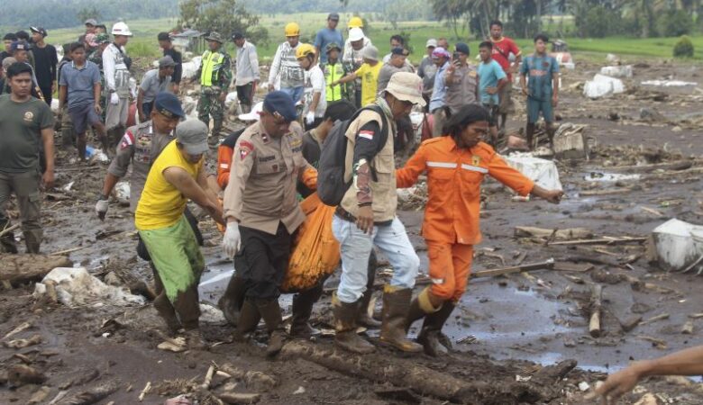 Ινδονησία: Ανεβαίνει ο τραγικός απολογισμός από τις πλημμύρες και τις κατολισθήσεις – Στους 50 οι νεκροί