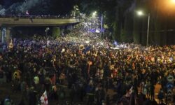 Γεωργία: Χιλιάδες διαδηλωτές κατά αμφιλεγόμενου νομοσχεδίου περί «ξένων πρακτόρων», που είναι εμπνευσμένο από ρωσική νομοθεσία
