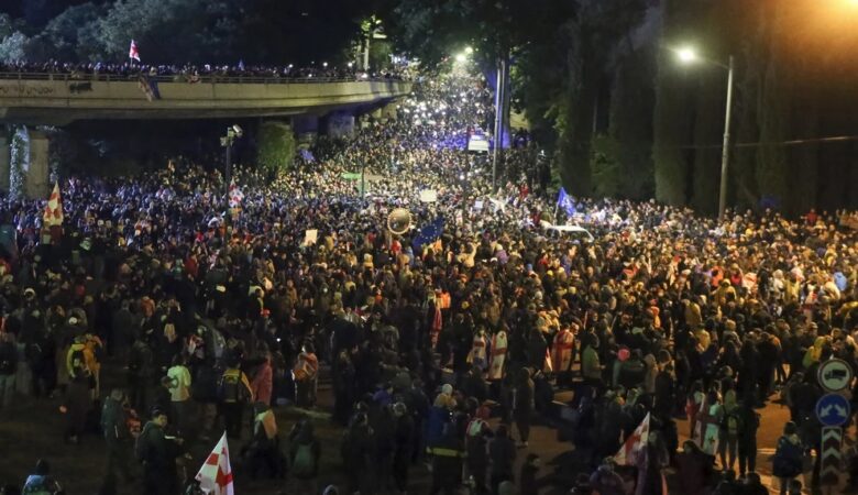 Γεωργία: Χιλιάδες διαδηλωτές κατά αμφιλεγόμενου νομοσχεδίου περί «ξένων πρακτόρων», που είναι εμπνευσμένο από ρωσική νομοθεσία