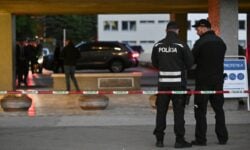 Απόπειρα δολοφονίας κατά του Ρόμπερτ Φίτσο: Ο Σλοβάκος πρωθυπουργός ανέκτησε τις αισθήσεις του – Πήραν τα κινητά από το προσωπικό του νοσοκομείου για να μην διαρρεύσει κάποιο βίντεο