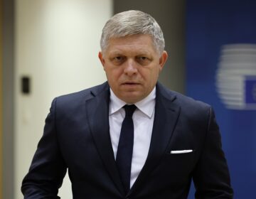 Σλοβακία: Ο πρωθυπουργός ανέλαβε και πάλι τα καθήκοντά του μετά την απόπειρα δολοφονίας του τον Μάιο