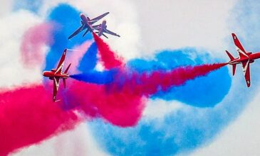 Tα «Red Arrows» έσκισαν τον αττικό ουρανό – Εντυπωσιακό θέαμα που «κόβει» την ανάσα