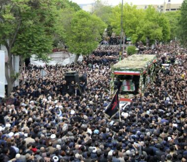 Δεκάδες χιλιάδες Ιρανοί στην Τεχεράνη αποτίουν φόρο τιμής στον εκλιπόντα πρόεδρο Ραϊσί