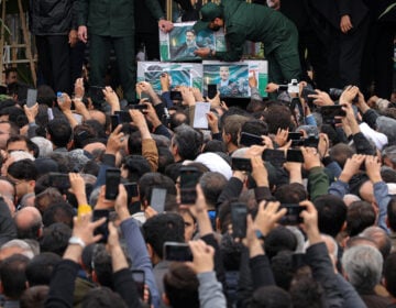 Δεκάδες χιλιάδες Ιρανοί στην Τεχεράνη αποτίουν φόρο τιμής στον εκλιπόντα πρόεδρο Ραϊσί