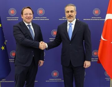 Συνάντηση του αρμόδιου για την Διεύρυνση Επιτρόπου της ΕΕ με τον Τούρκο υπουργό Εξωτερικών στην Άγκυρα
