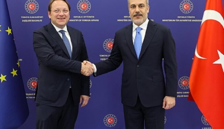 Συνάντηση του αρμόδιου για την Διεύρυνση Επιτρόπου της ΕΕ με τον Τούρκο υπουργό Εξωτερικών στην Άγκυρα