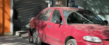Διαρρήκτες έπεσαν με ΙΧ αυτοκίνητο στην πρόσοψη της εταιρείας κούριερ στα Πατήσια – Δείτε εικόνες του News