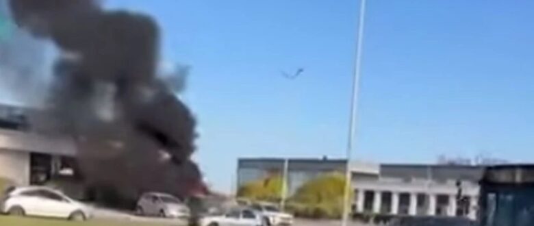 Θεσσαλονίκη: Πήρε φωτιά αυτοκίνητο έξω από εμπορικό κέντρο – Ο οδηγός πρόλαβε να βγει