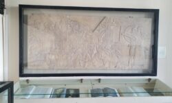 Ο Μέγας Αλέξανδρος συναντά τον τελευταίο Φαραώ και «αποκρυπτογραφεί» τη Στήλη της Ροζέτας στο βιβλικό μουσείο του ΑΠΘ