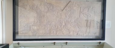 Ο Μέγας Αλέξανδρος συναντά τον τελευταίο Φαραώ και «αποκρυπτογραφεί» τη Στήλη της Ροζέτας στο βιβλικό μουσείο του ΑΠΘ