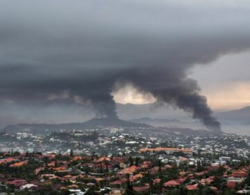 Ξεκίνησε η απομάκρυνση Γάλλων τουριστών από τη Νέα Καληδονία