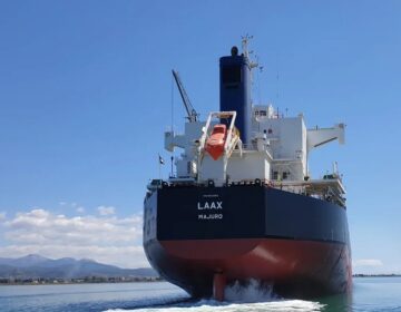 Φορτηγό πλοίο ελληνικής διαχείρισης χτυπήθηκε από πυραυλική επίθεση στην Ερυθρά Θάλασσα