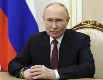 Ο Πούτιν αμφισβητεί τη νομιμότητα του Ζελένσκι και λέει ότι η Δύση προκάλεσε την επίθεση στο Χάρκοβο