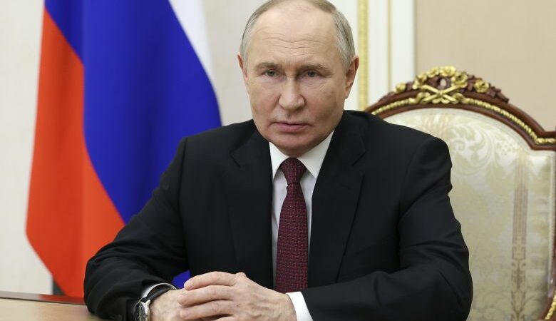 Ο Πούτιν αμφισβητεί τη νομιμότητα του Ζελένσκι και λέει ότι η Δύση προκάλεσε την επίθεση στο Χάρκοβο