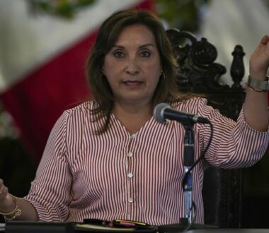 Περού: Η Μπολουάρτε έδωσε εξηγήσεις στους εισαγγελείς γιατί απέτρεψε την έρευνα των αρχών για το σκάνδαλο διαφθοράς που εμπλέκεται