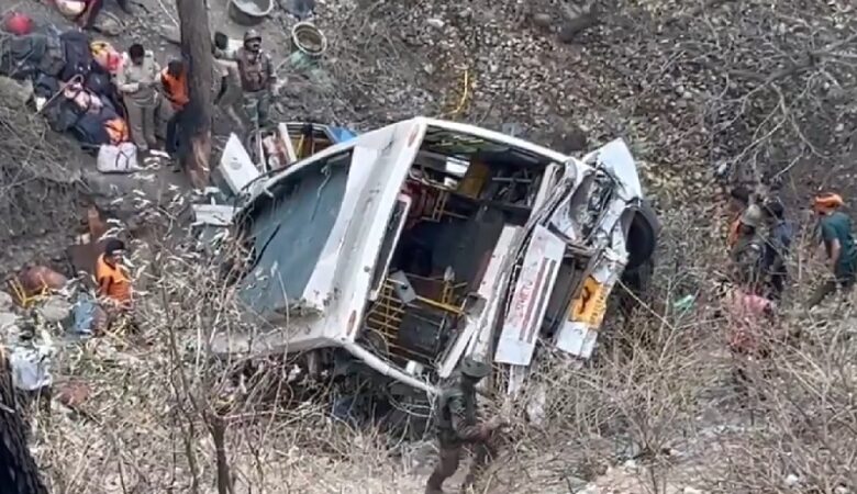 Τραγωδία στην Ινδία: Τουλάχιστον 21 άνθρωποι έχασαν τη ζωή τους όταν λεωφορείο κατέπεσε σε φαράγγι