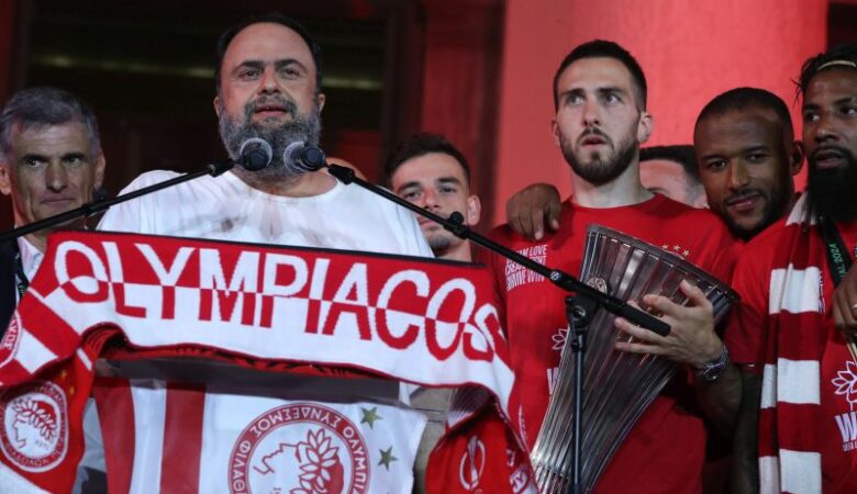 Ο Βαγγέλης Μαρινάκης «χρυσώνει» τους παίκτες του ΟΣΦΠ μετά την θριαμβευτική κατάκτηση του Europa Conference League