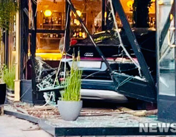 Τροχαίο στη λεωφόρο Συγγρού: Αυτοκίνητο προσέκρουσε σε καφετέρια – Δείτε φωτογραφίες του News