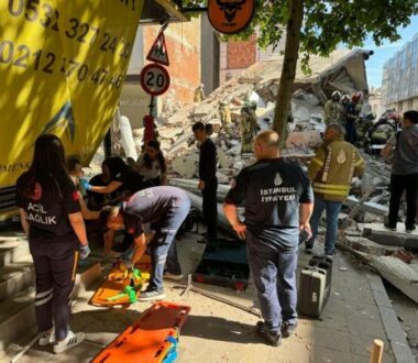 Ένας νεκρός και επτά τραυματίες από την κατάρρευση κτιρίου στην Κωνσταντινούπολη