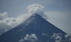 Συναγερμός στις Φιλιππίνες: Έκρηξη του ηφαιστείου στο όρος Κανλαόν