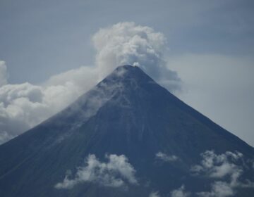 Συναγερμός στις Φιλιππίνες: Έκρηξη του ηφαιστείου στο όρος Κανλαόν
