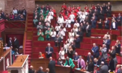 Γάλλοι βουλευτές εμφανίστηκαν στο κοινοβούλιο ντυμένοι με τα χρώματα της παλαιστινιακής σημαίας