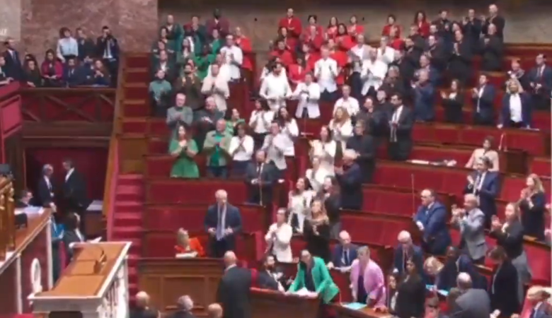 Γάλλοι βουλευτές εμφανίστηκαν στο κοινοβούλιο ντυμένοι με τα χρώματα της παλαιστινιακής σημαίας
