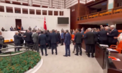 Ξύλο και των… γονέων στην τουρκική  Εθνοσυνέλευση μεταξύ βουλευτών – Δείτε βίντεο