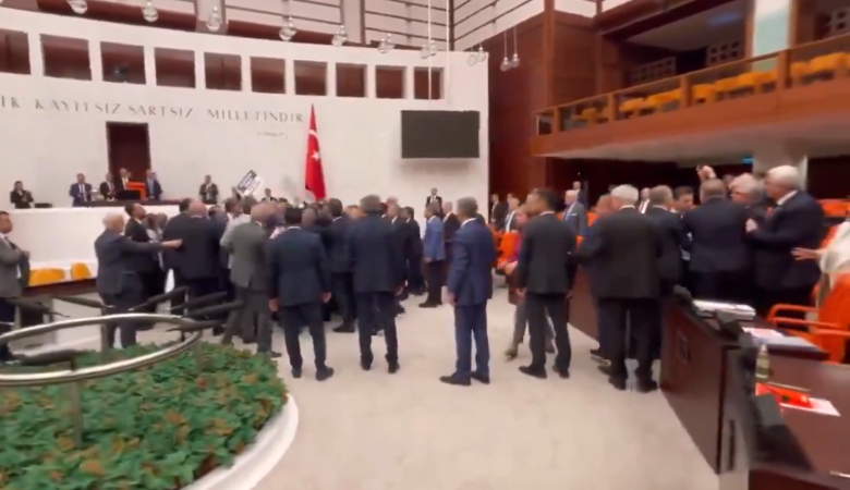 Ξύλο και των… γονέων στην τουρκική  Εθνοσυνέλευση – Δείτε βίντεο