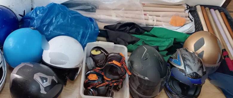 Κοντάρια, αντιασφυξιογόνες μάσκες και κράνη, βρήκαν οι αστυνομικοί στα κτίρια που εκκενώθηκαν σε Εξάρχεια και Άγιο Παντελεήμονα