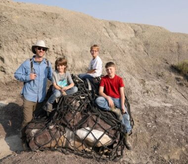 Τρία παιδιά έζησαν το… «Τζουράσικ Παρκ»: Ανακάλυψαν απολιθωμένο οστό νεαρού Τυραννόσαυρου Ρεξ 