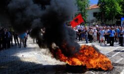 Επεισόδια έξω από την Βουλή της Αλβανίας – Διαδηλωτές έκαψαν λάστιχα και συγκρούστηκαν με την αστυνομία