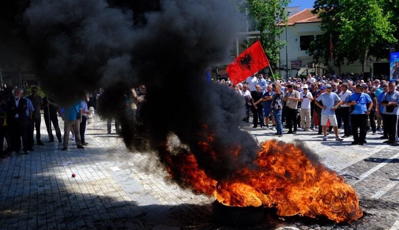 Επεισόδια έξω από την Βουλή της Αλβανίας – Διαδηλωτές έκαψαν λάστιχα και συγκρούστηκαν με την αστυνομία