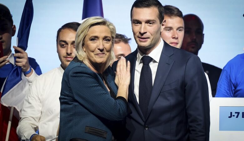 Πρωτιά της Λεπέν με μεγάλη διαφορά από το κόμμα του Μακρόν δείχνουν οι δημοσκοπήσεις στη Γαλλία