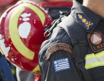 Πυροσβέστες ανέσυραν τραυματισμένο 45χρονο που έπεσε σε βράχια στη Σκάλα Φούρκας Χαλκιδικής