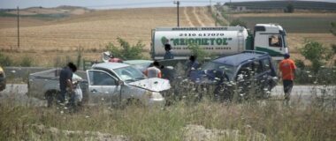 Καραμπόλα με τρία αυτοκίνητα και ένα φορτηγάκι στη Λάρισα – Τρεις τραυματίες