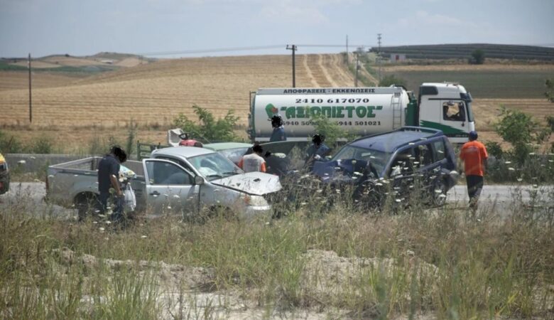 Καραμπόλα με τρία αυτοκίνητα και ένα φορτηγάκι στη Λάρισα – Τρεις τραυματίες
