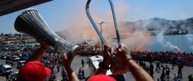 Ξεκίνησε η περιοδεία των δύο ευρωπαϊκών τροπαίων του Ολυμπιακού – Χαμός στο λιμάνι της Αίγινας