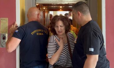 «Κοντέψαμε να λιποθυμήσουμε» – Η ταλαιπωρία πολιτών που πήγαν να ψηφίσουν στη Λάρισα και κλείστηκαν στο ασανσέρ