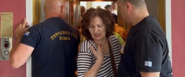 «Κοντέψαμε να λιποθυμήσουμε» – Η ταλαιπωρία πολιτών που πήγαν να ψηφίσουν στη Λάρισα και κλείστηκαν στο ασανσέρ