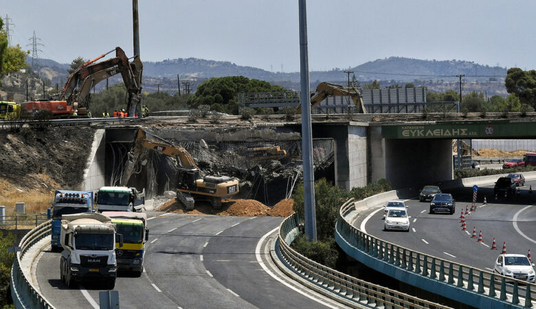 Πώς διεξάγεται η κυκλοφορία μετά την κατεδάφιση της γέφυρας, εξαιτίας της ανατροπής βυτιοφόρου, στην Αθηνών – Κορίνθου