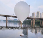 Μπαλόνια γεμάτα απορρίμματα από τη Βόρεια Κορέα έφτασαν ξανά στο Νότο