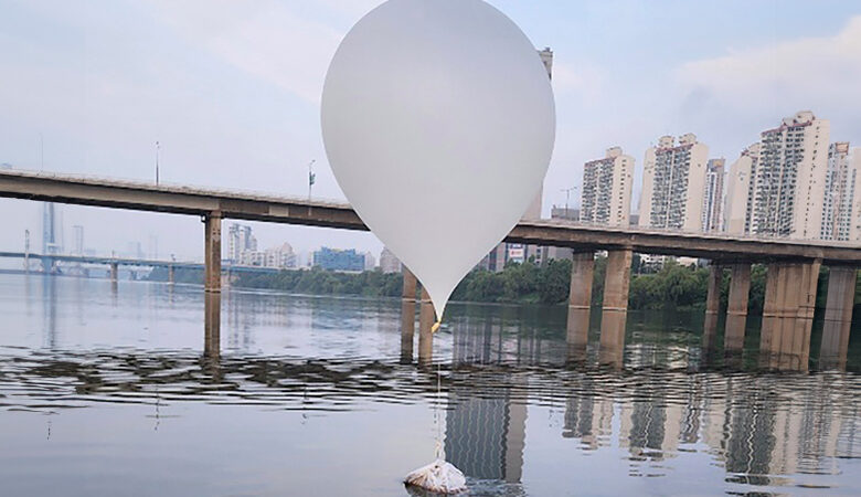 Μπαλόνια γεμάτα απορρίμματα από τη Βόρεια Κορέα έφτασαν ξανά στο Νότο