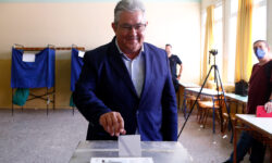 Ψήφισε στη Νέα Ιωνία ο Δημήτρης Κουτσούμπας – «Να κοντύνουμε την αντιλαϊκή πολιτική με δυνατό ΚΚΕ»