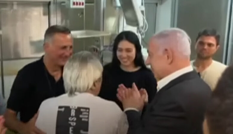 Ύστερα από οκτώ μήνες ομηρίας, η Ισραηλινή, Νόα Αργκαμάνι,  αγκαλιάζει τη μητέρα της που είναι καρκινοπαθής τελικού σταδίου