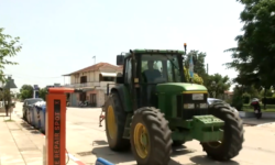 Ευρωεκλογές 2024: Σερραίος αγρότης πήγε κατευθείαν από το χωράφι με το τρακτέρ στην… κάλπη