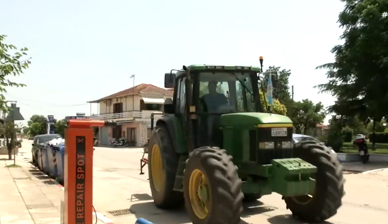 Ευρωεκλογές 2024: Σερραίος αγρότης πήγε κατευθείαν από το χωράφι με το τρακτέρ στην… κάλπη