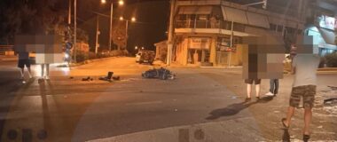 Σοκαριστικό τροχαίο στην Ηλιούπολη: Μοτοσικλέτα διαλύθηκε μετά από σύγκρουση με ΙΧ αυτοκίνητο